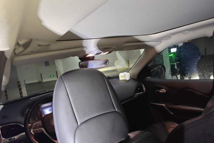 Used Jeep Cherokee 2019 2.0T Four-Wheel Drive Explorer Edition China VI Emission Standard Headliner