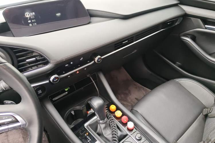 Used Mazda 3 Axela 2023 2.0L Automatic ZhiZhen Edition Audio And AC Panel