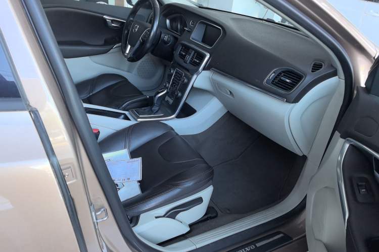 Used Volvo V40 2016 T3 Zhiyi Edition