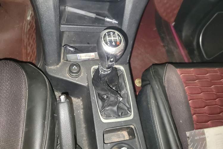 Used JMC Yuhu 5 2018 2.4T Classic Edition Diesel Manual Two-Wheel Drive Luxury Long-Wheelbase JX4D24A5L