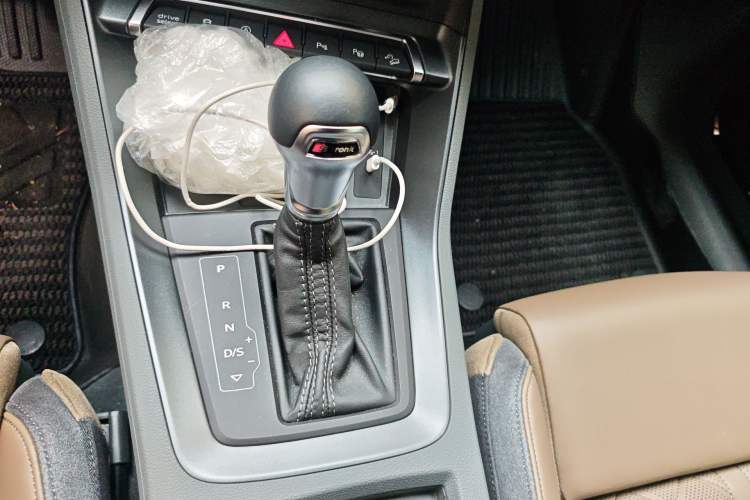 Used Audi Q3 2023 Updated 45 TFSI quattro Stylish and Dynamic Edition Gear Lever