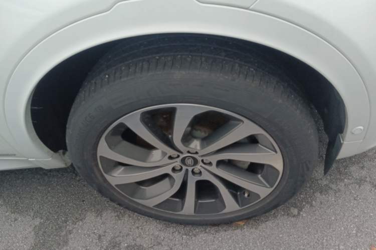 Used Land Rover Discovery Sport 2020 249 PS R-Dynamic Performance Tech Edition 7 Seats Right Front Wheel Hub