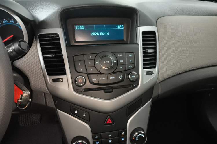 Used Chevrolet Cruze 2013 1.8L SE AT Audio And AC Panel