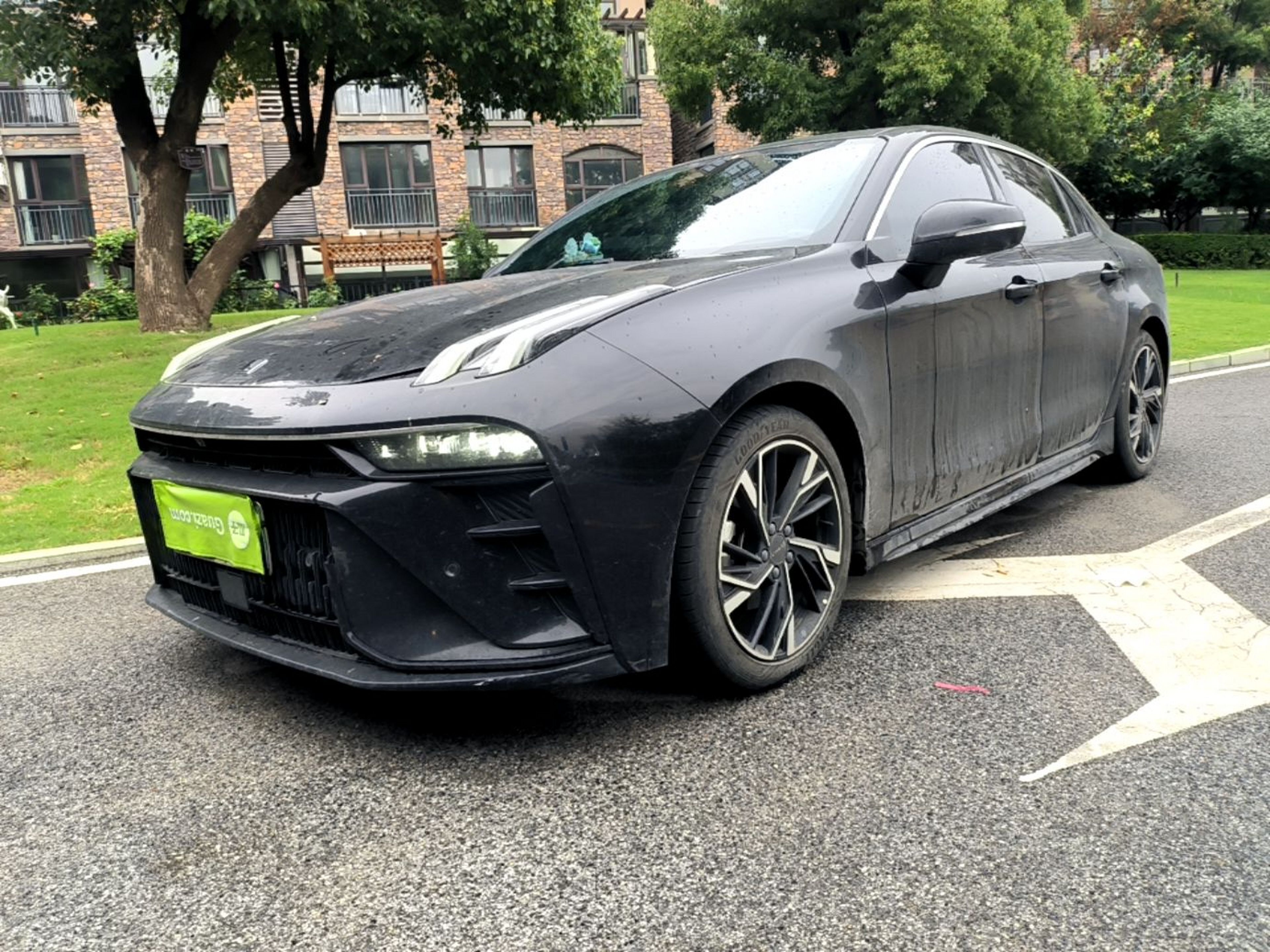 Под передней частью автомобиля