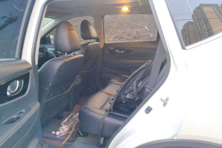 Used Nissan X-Trail 2020 2.0L XL ITS 3-Row CVT 2WD SmartConnect 7-Seater Comfort Edition Left Rear Seat