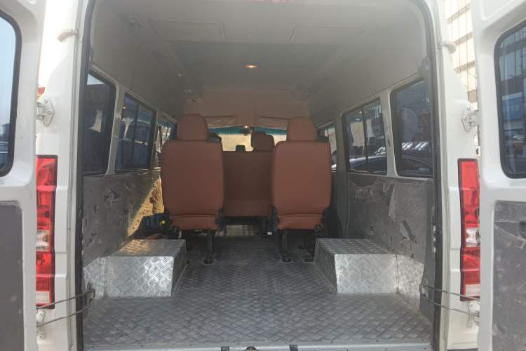 Used Iveco Daily 2023 2.5T A37M1 Long Wheelbase Mid-Roof Dual-Tire Side-Sliding Doors 5-9 Seats
