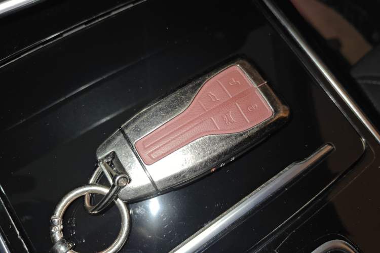 Used Hongqi HS5 2022 Facelifted Version 2.0T Smart Connect Flagship All-Wheel-Drive Edition Vehicle Key