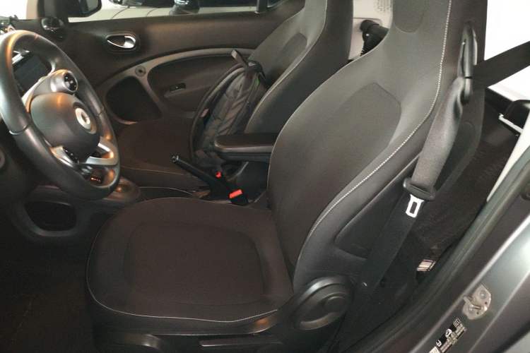 Used smart fortwo 2019 0.9T 66kW Hardtop Engine Version China VI Emission Standard Left Rear Seat