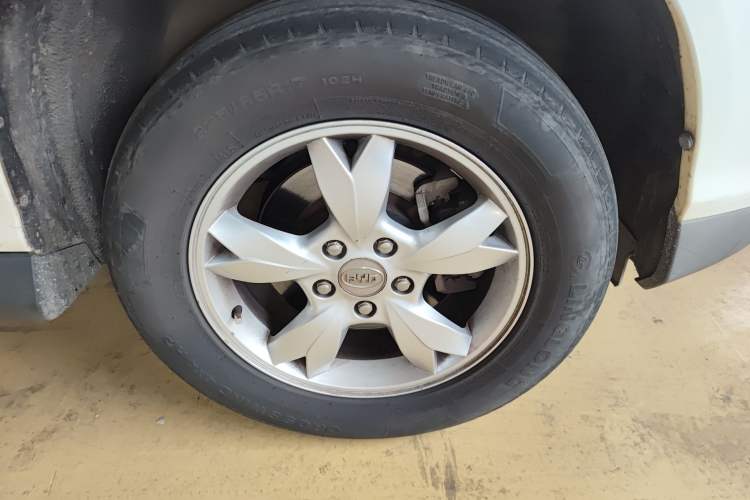 Used BYD S6 2014 2.0L Manual Luxury 5-Seater Right Front Wheel Hub