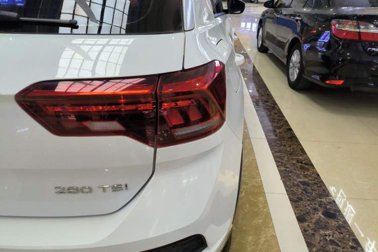 Used Volkswagen T-ROC 2021 280TSI DSG Two-Wheel Drive Comfort Connect Edition