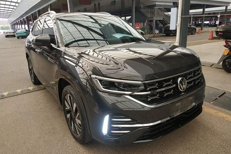 Used Volkswagen Tayron 2023 Revised Version 380TSI All-Wheel Drive R-Line High-Energy Edition Front Right 45 Deg