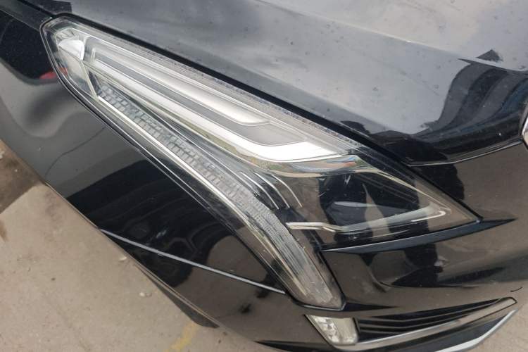Used Cadillac XT5 2020 28T Luxury Version Right Front Headlight