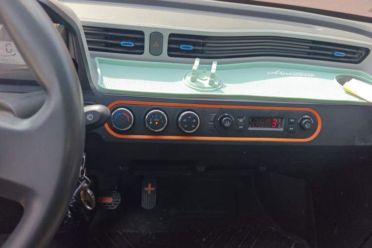 Used Wuling Hongguang MINIEV 2020 Lite Version Lithium Iron Phosphate Audio And AC Panel