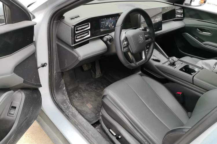 Used BYD Qin L 2025 DM-i Smart Drive 120KM Superior Model
