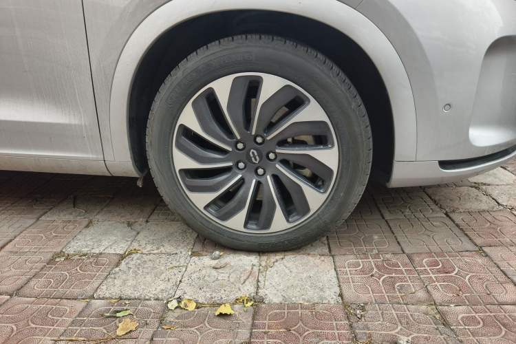 Used Hima AITO M7 2024 1.5T Rear-Drive Plus Version 5 Seats Right Front Wheel Hub