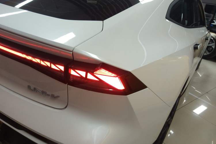 Used CHANGAN UNI-V 2024 1.5T Luxury Edition Right Rear Taillight