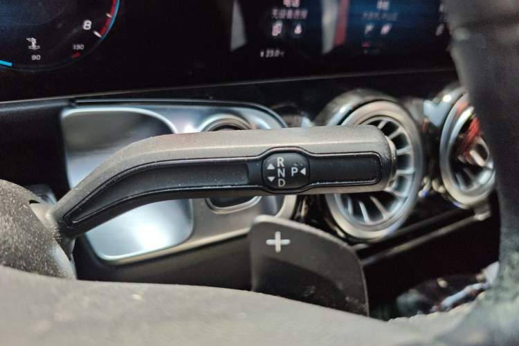 Used Mercedes-Benz GLB 2020 Updated GLB 200 Dynamic Edition Gear Lever