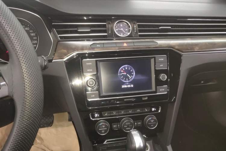 Used Volkswagen Magotan 2018 330TSI DSG Luxury Model Audio And AC Panel