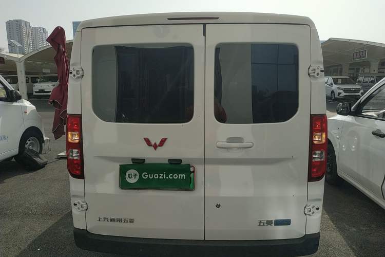 Used Wuling Yangguang 2024 300KM Comfort Version Passenger Van 75kW
