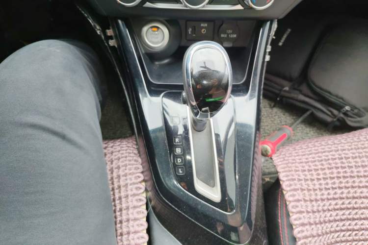 Used Nissan Lannia 2016 1.6L CVT Smart Cool Edition Gear Lever