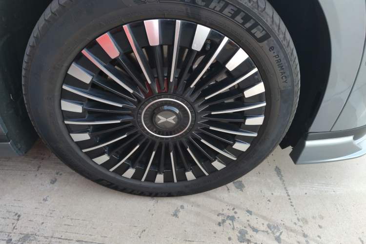 Used XPeng X9 2025 Starship Edition Right Front Wheel Hub