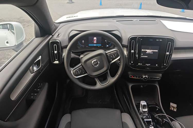 Used Volvo XC40 2025 B3 Smart & Luxurious Edition

