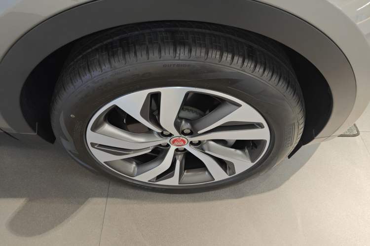 Used Jaguar E-PACE 2024 All-New R-DYNAMIC S Sport Edition Right Front Wheel Hub