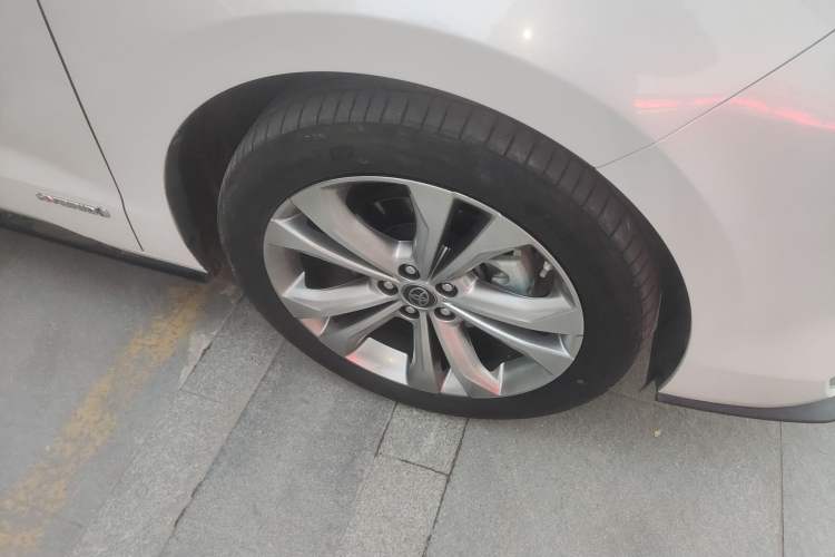 Used Toyota SIENNA 2023 2.5L Hybrid Deluxe Edition Right Front Wheel Hub