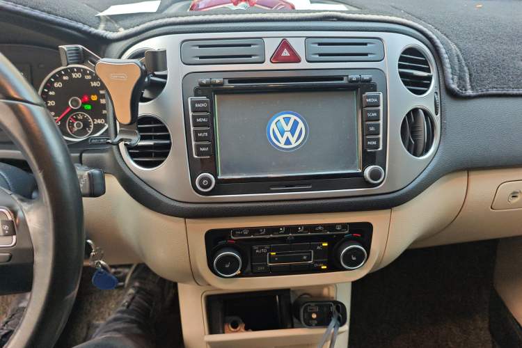 Used Volkswagen Tiguan 2012 1.8TSI Automatic Two-Wheel Drive Elite Edition Audio And AC Panel
