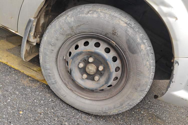 Used Dongfeng Yufeng 2014 2.5T YuliBao Logistics Vehicle Low-Trim Version with Short Wheelbase and Mid-Roof Design – ZD25