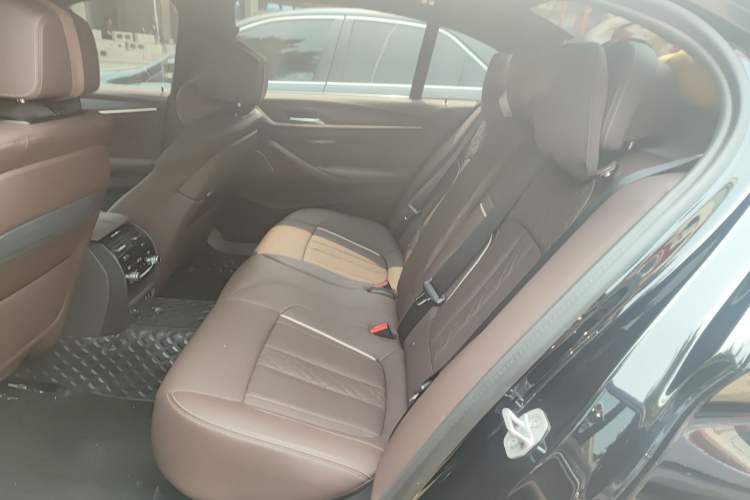 Used BMW 5 Series 2023 530Li Luxury Edition M Sport Package Left Rear Seat