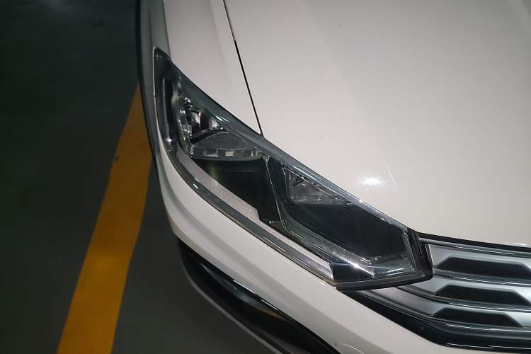 Used Volkswagen C-TREK 2017 230TSI DSG Comfort Version Right Front Headlight