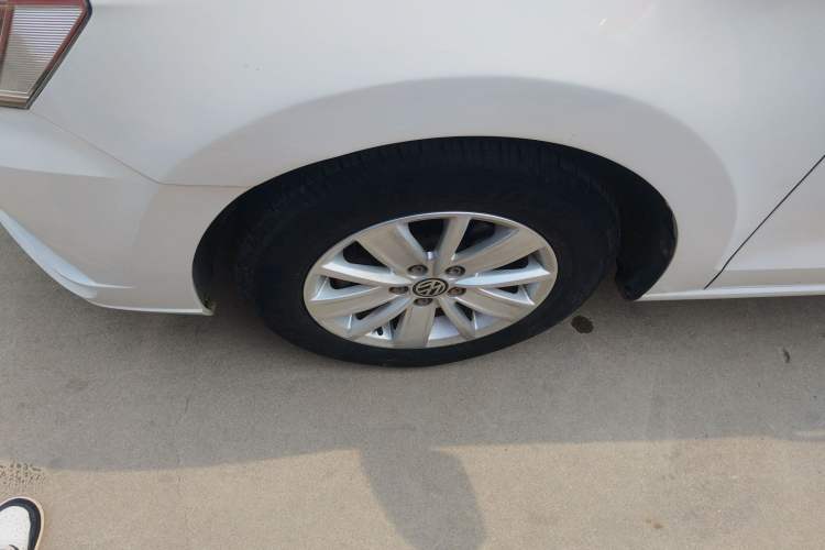 Used Volkswagen Jetta 2017 1.4L Manual Fashion Edition Left Front Wheel Hub