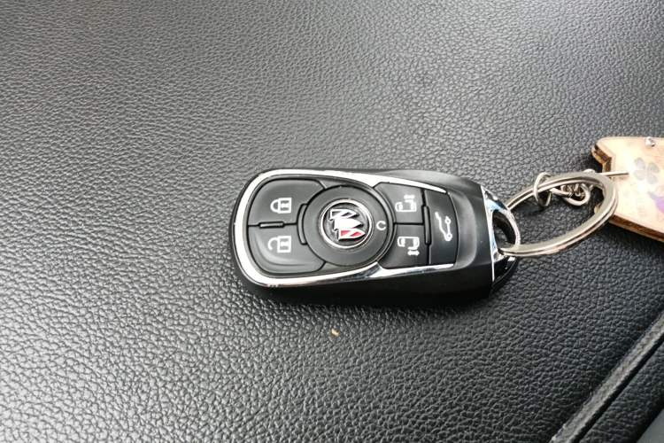 Used Buick GL8 2022 ES Land Cruiser 653T Luxury Model Vehicle Key