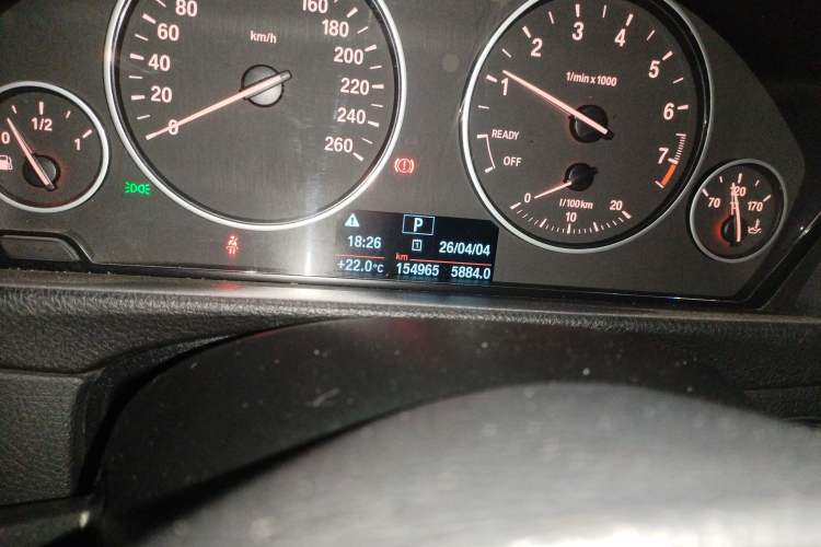 Used BMW 3 Series 2017 320Li Fashion Model Odometer Close Up