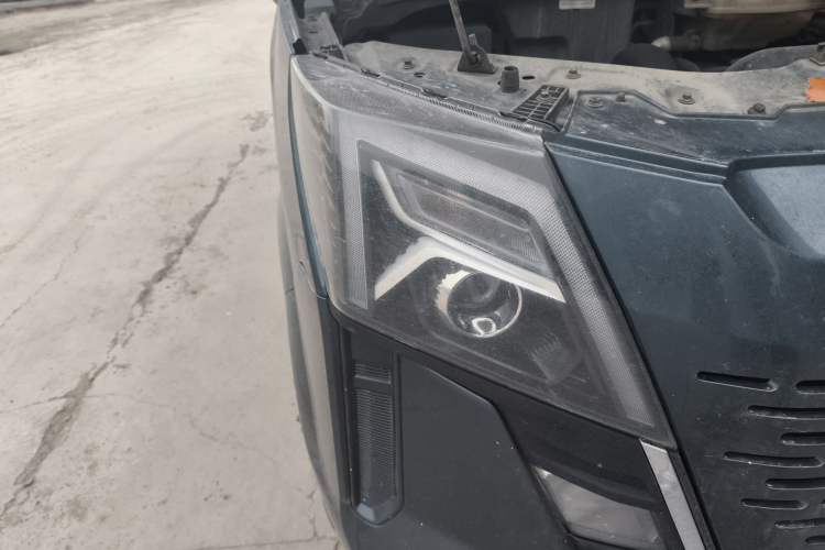 Used Dongfeng Yufeng 2023 V9+ 2.3T Manual Rear-Drive Dual Rear Tires Long Wheelbase High-Roof 3-Seater Cargo Van Right Front Headlight