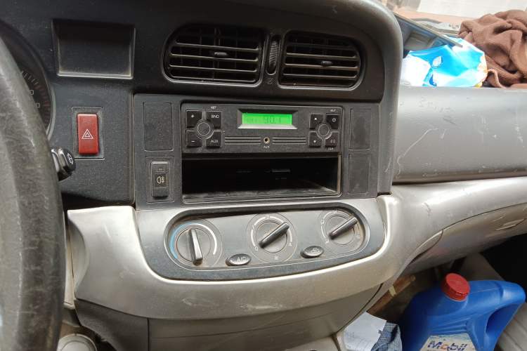 Used Jinbei Hiace 2011 2.0L 5th Generation Kuaiyunwang Luxury Edition 4G19 Audio And AC Panel