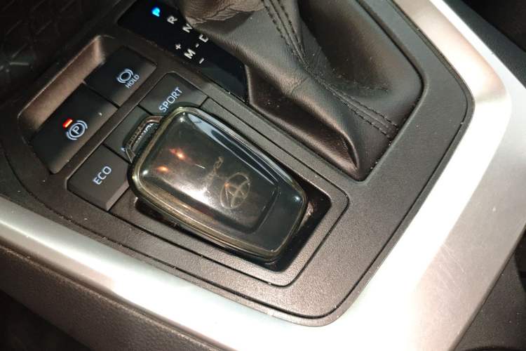 Used Toyota RAV4 2021 2.0L CVT Two-Wheel Drive Fashion Edition Vehicle Key