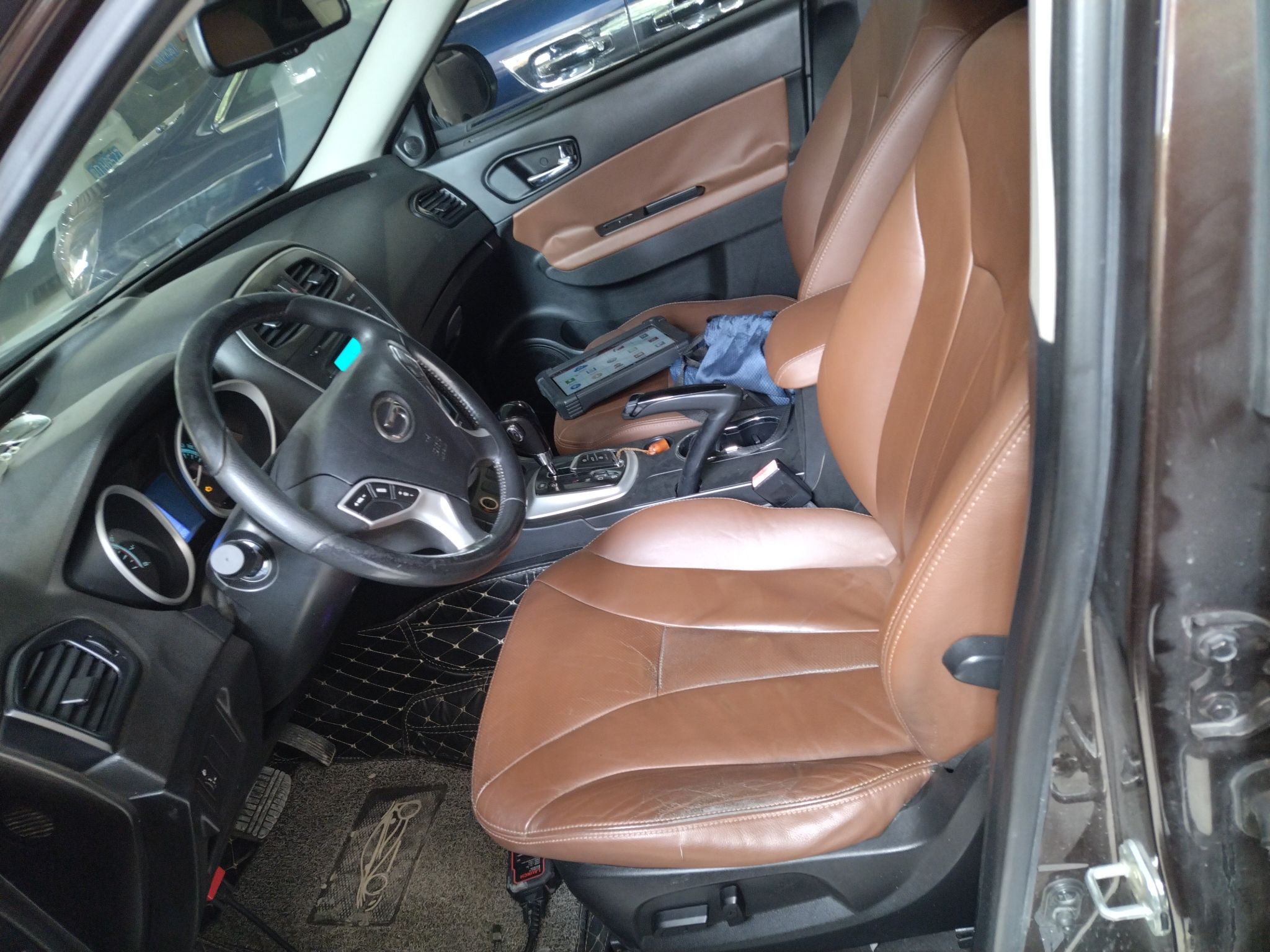 Переднее сиденье в автомобиле