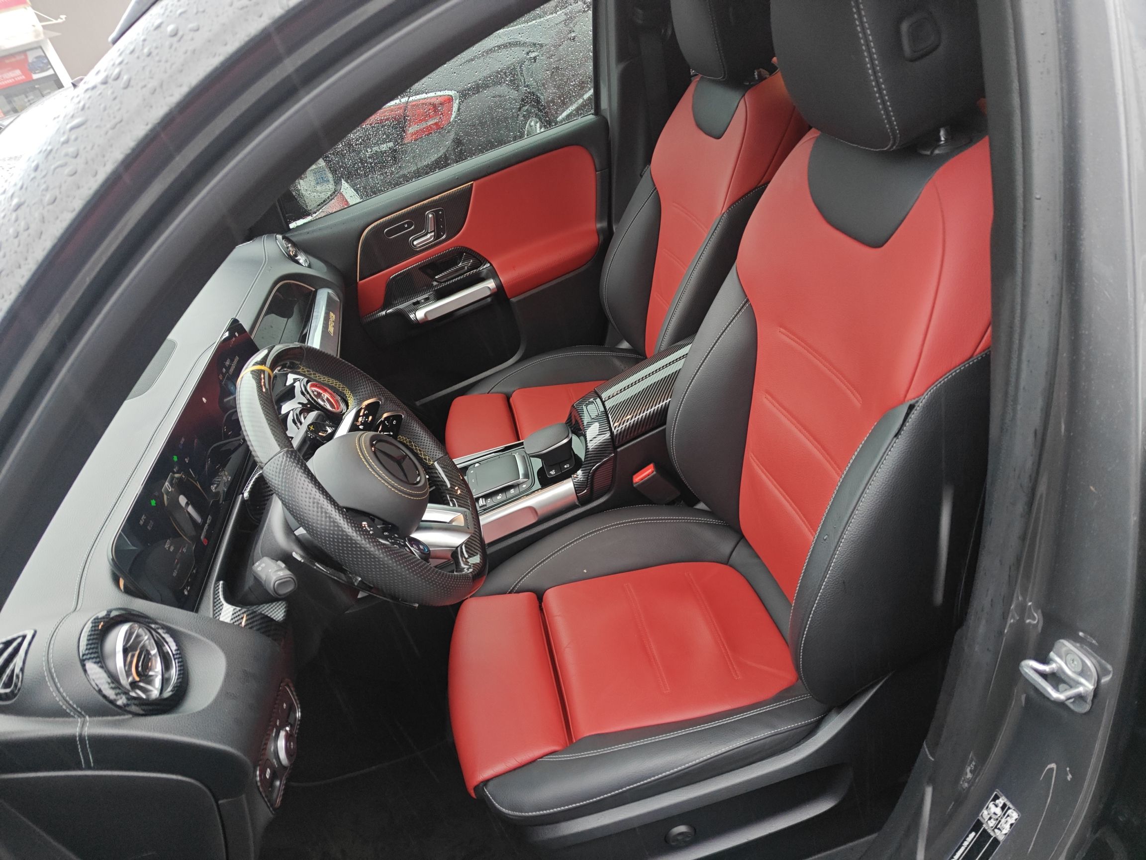 Переднее сиденье в автомобиле