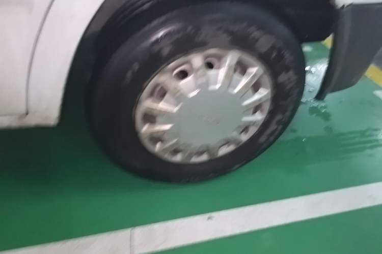 Used Ford Classic Transit 2013 2.8T Diesel Van Short Wheelbase Mid-Roof Model JX493ZLQ3A Right Front Wheel Hub