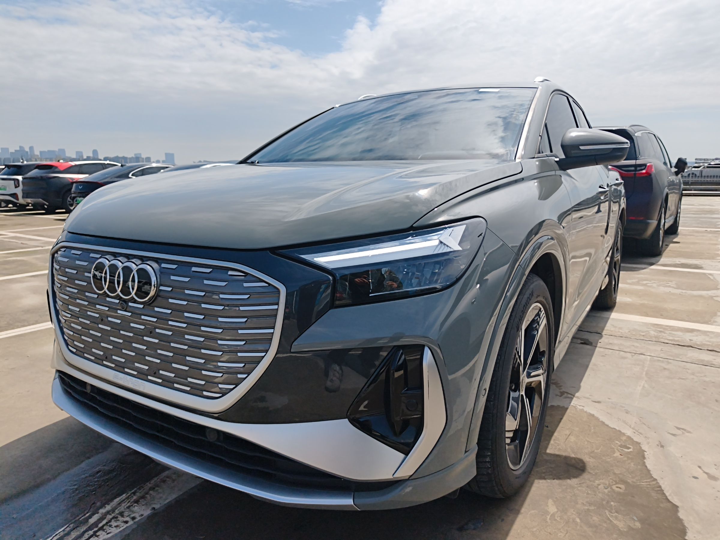 Под передней частью автомобиля