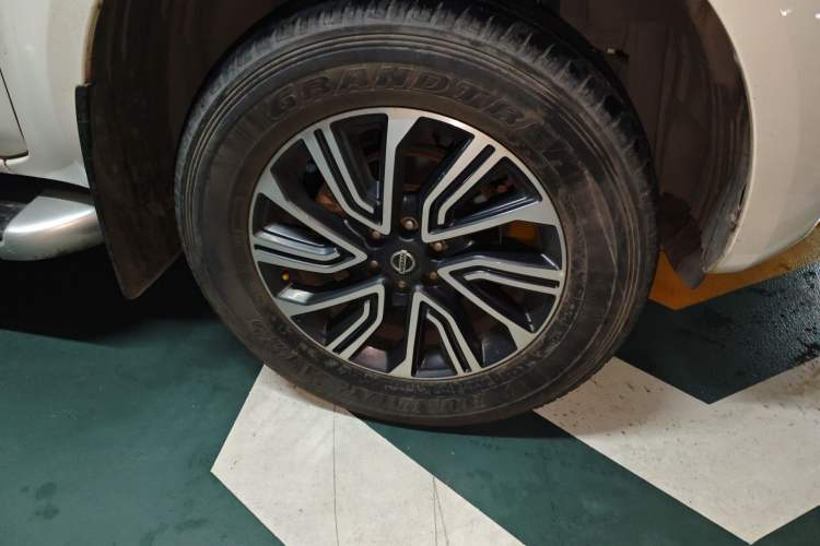 Used Nissan Terra 2018 2.5L Automatic 4x4 Luxury Edition Right Front Wheel Hub