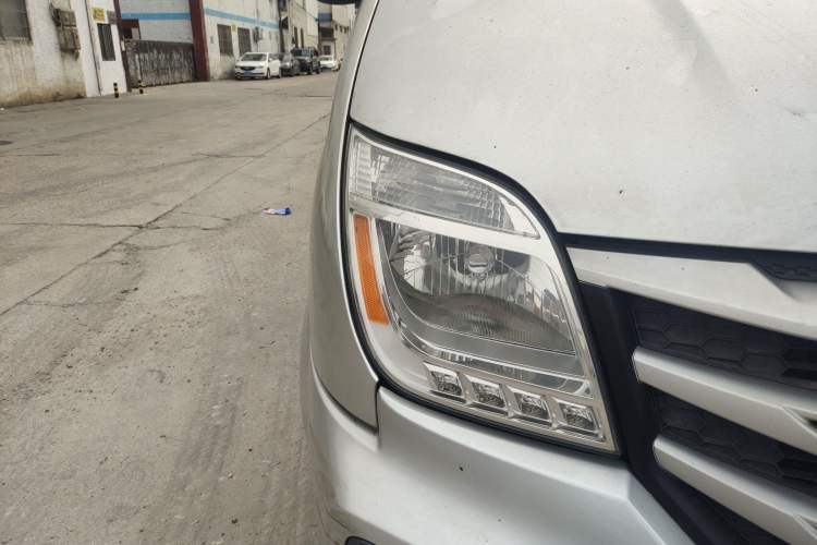 Used SAIC MAXUS Xintu V80 2018 2.5T 6-Speed Manual Aotuntong Facelifted Long Wheelbase Mid-Height 7-Seater Right Front Headlight