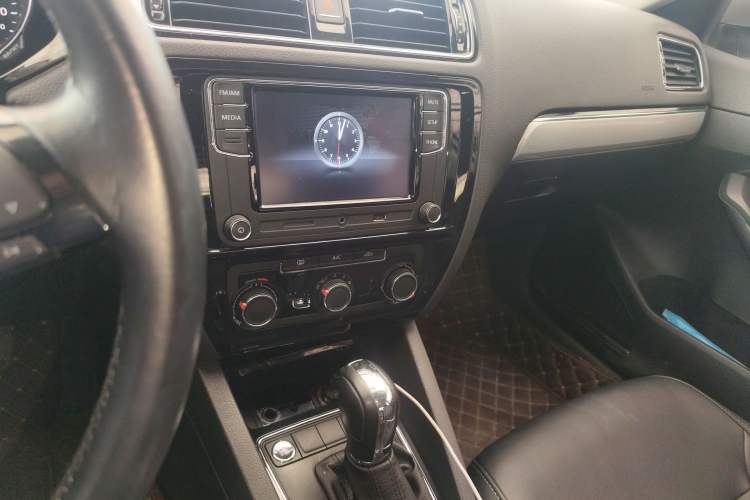 Used Volkswagen Sagitar 2017 1.6L Automatic Comfort Model Audio And AC Panel