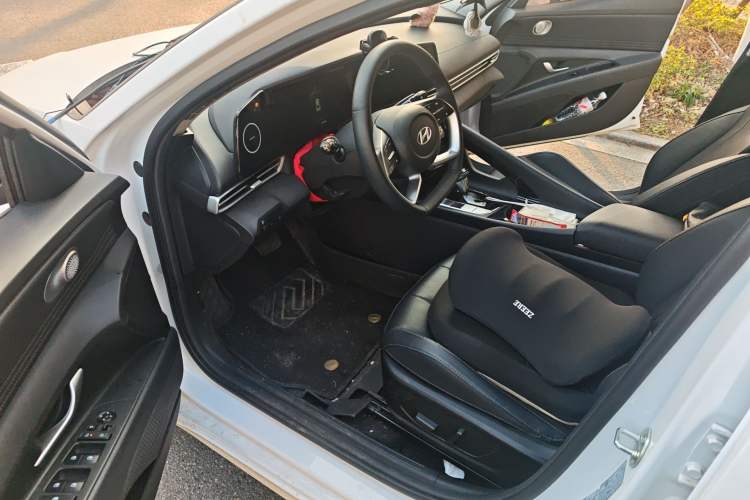 Used Hyundai Elantra 2023 1.5L CVT LUX Prestige Edition Driver Seat