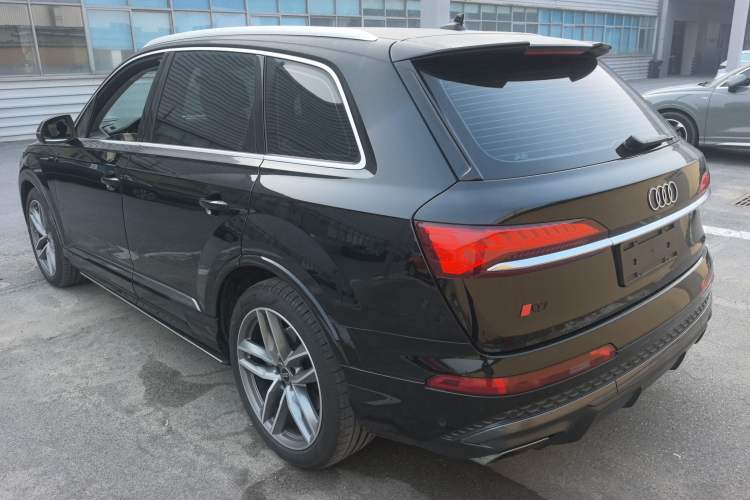 Used Audi Q7 2024 55 TFSI quattro S line Sport model
