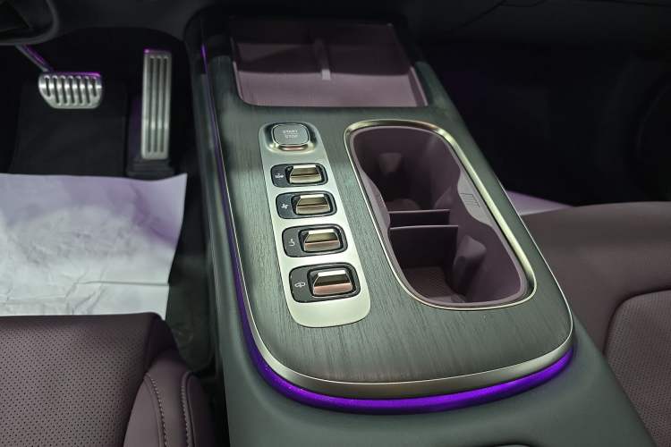 Used Xiaomi Auto SU7 2024 Four-Wheel Drive Ultra-Long Range Advanced Intelligent Driving Max Edition