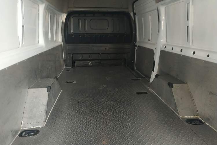 Used JMC Fushun 2023 2.0T Automatic Mid-Drive High-Roof Commercial Van Transport Vehicle with 2/3 Seats
