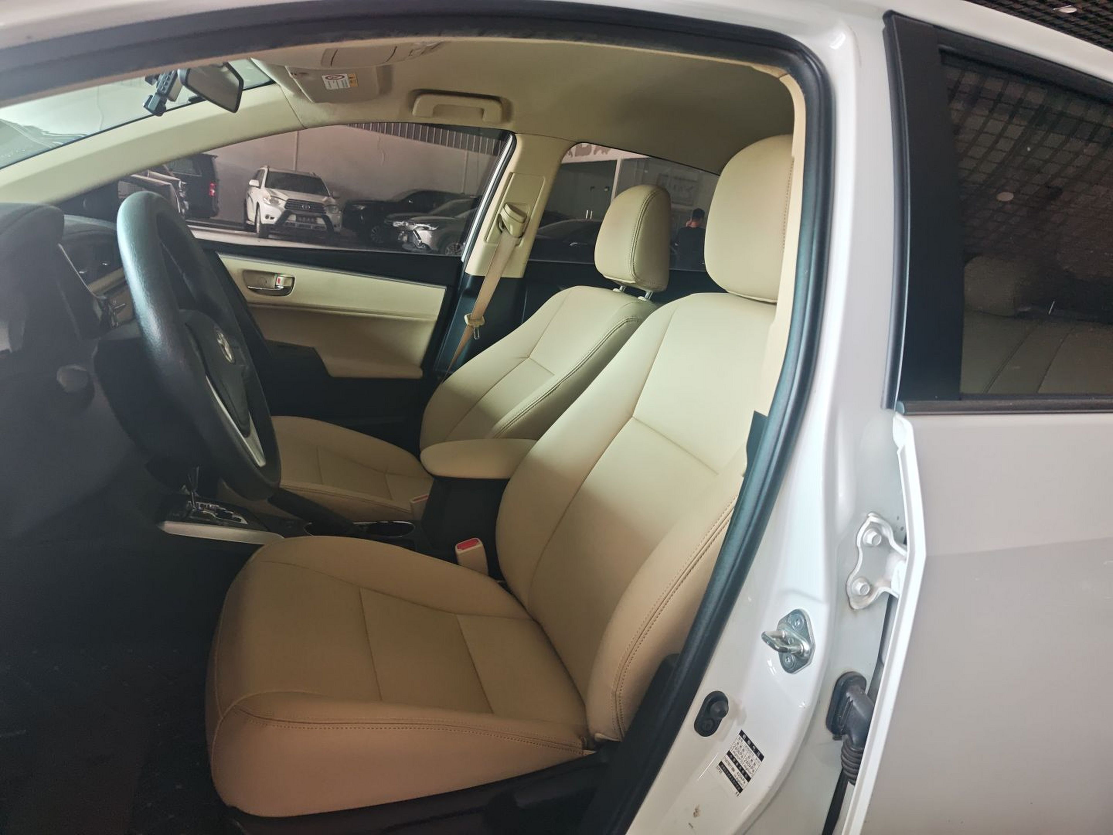 المقاعد الأمامية داخل السيارة